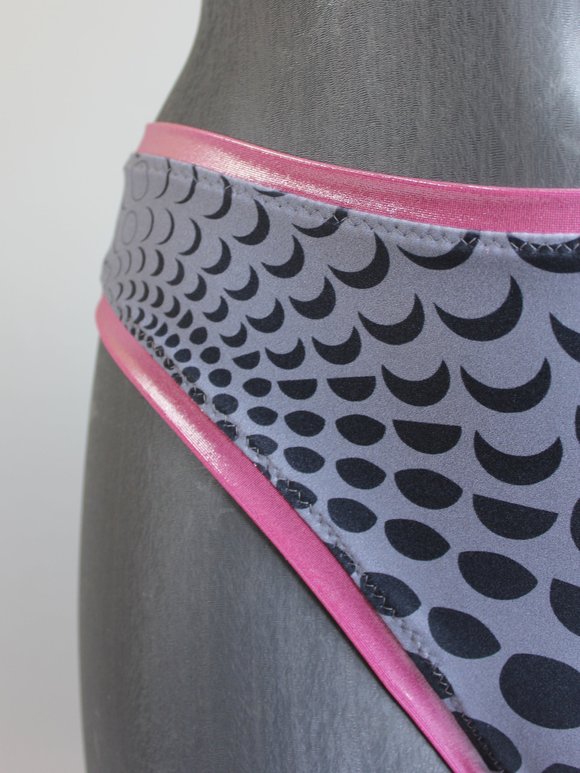 Lunar Circles Fashion – Bodysuit, Bikini, Scarfs, Leggings, Shorts oder Top mit einzigartigem Moon Phases Pattern, inspiriert von echten Mondjahren
