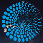 Lunar Circle Poster 1970, A3 in Blau mit rundem Mondphasen-Muster, Universum-Hintergrund und Personalisierungsmöglichkeit – Kunst von Theresa Lambrecht