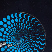 Lunar Circle Poster 1970, A3 in Blau mit rundem Mondphasen-Muster, Universum-Hintergrund und Personalisierungsmöglichkeit – Kunst von Theresa Lambrecht