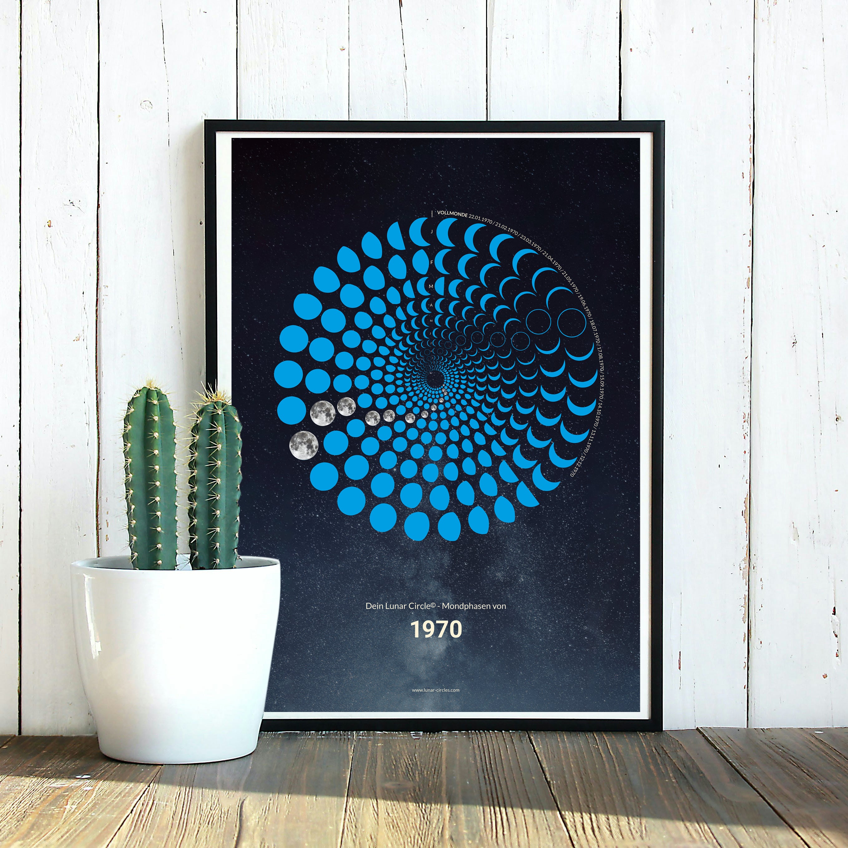 Lunar Circle Poster 1970, A3 in Blau mit rundem Mondphasen-Muster, Universum-Hintergrund und Personalisierungsmöglichkeit – Kunst von Theresa Lambrecht