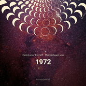 Lunar Circle Poster 1972, A3 in Mond Gelb mit rundem Mondphasen-Muster, Universum-Hintergrund und Personalisierungsmöglichkeit, Geschenk – Kunst von Theresa Lambrecht