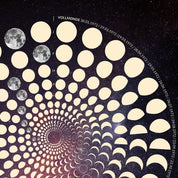 Lunar Circle Poster 1972, A3 in Mond Gelb mit rundem Mondphasen-Muster, Universum-Hintergrund und Personalisierungsmöglichkeit, Geschenk – Kunst von Theresa Lambrecht