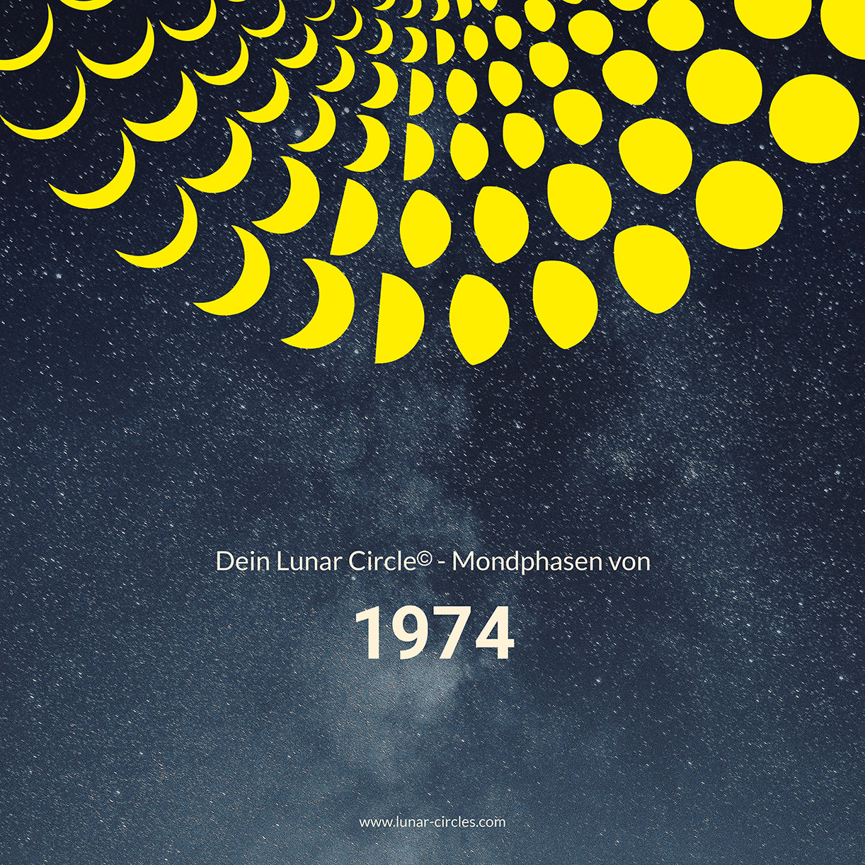 Lunar Circle Poster 1974, A3 in Mond Gelb mit rundem Mondphasen-Muster, Universum-Hintergrund und Personalisierungsmöglichkeit, Geschenk – Kunst von Theresa Lambrecht