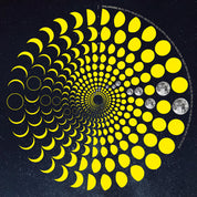 Lunar Circle Poster 1974, A3 in Mond Gelb mit rundem Mondphasen-Muster, Universum-Hintergrund und Personalisierungsmöglichkeit, Geschenk – Kunst von Theresa Lambrecht