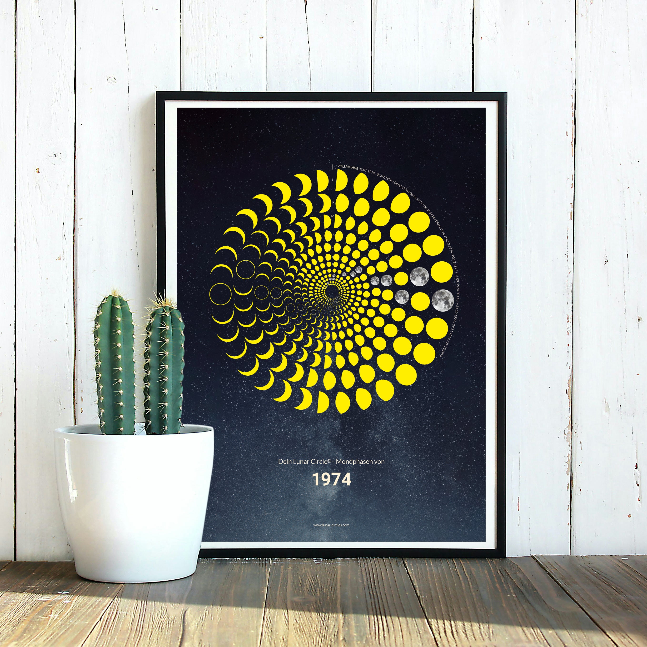Lunar Circle Poster 1974, A3 in Mond Gelb mit rundem Mondphasen-Muster, Universum-Hintergrund und Personalisierungsmöglichkeit, Geschenk – Kunst von Theresa Lambrecht
