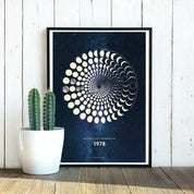 Lunar Circle Poster 1978, A3 in Mond Gelb mit rundem Mondphasen-Muster, Universum-Hintergrund und Personalisierungsmöglichkeit, Geschenk – Kunst von Theresa Lambrecht