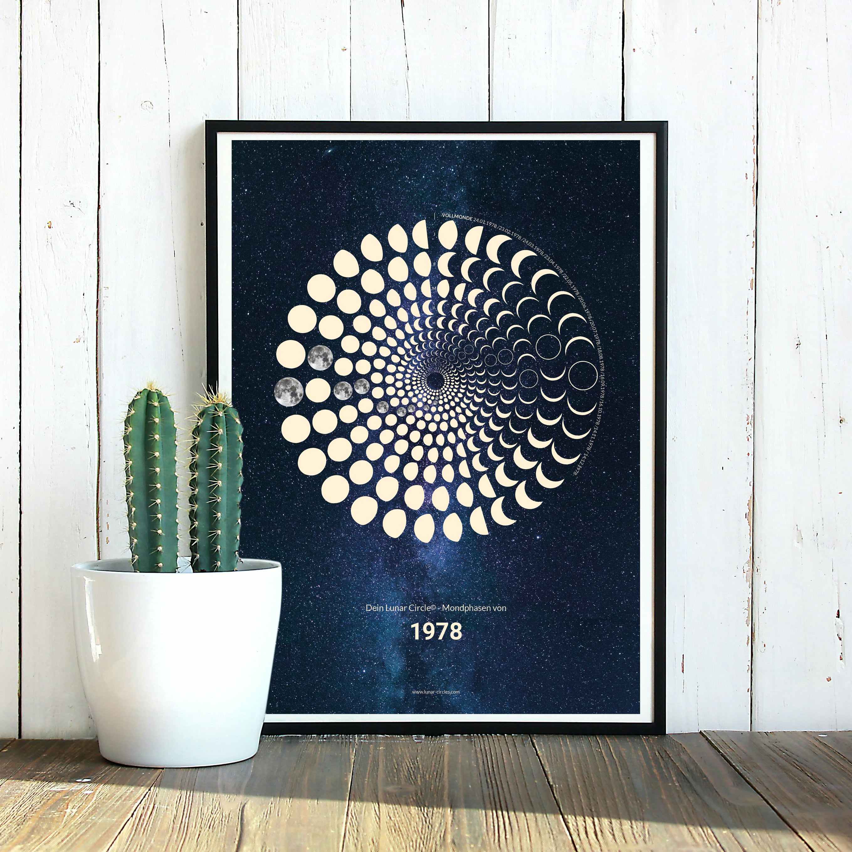 Lunar Circle Poster 1978, A3 in Mond Gelb mit rundem Mondphasen-Muster, Universum-Hintergrund und Personalisierungsmöglichkeit, Geschenk – Kunst von Theresa Lambrecht