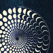 Lunar Circle Poster 1978, A3 in Mond Gelb mit rundem Mondphasen-Muster, Universum-Hintergrund und Personalisierungsmöglichkeit, Geschenk – Kunst von Theresa Lambrecht