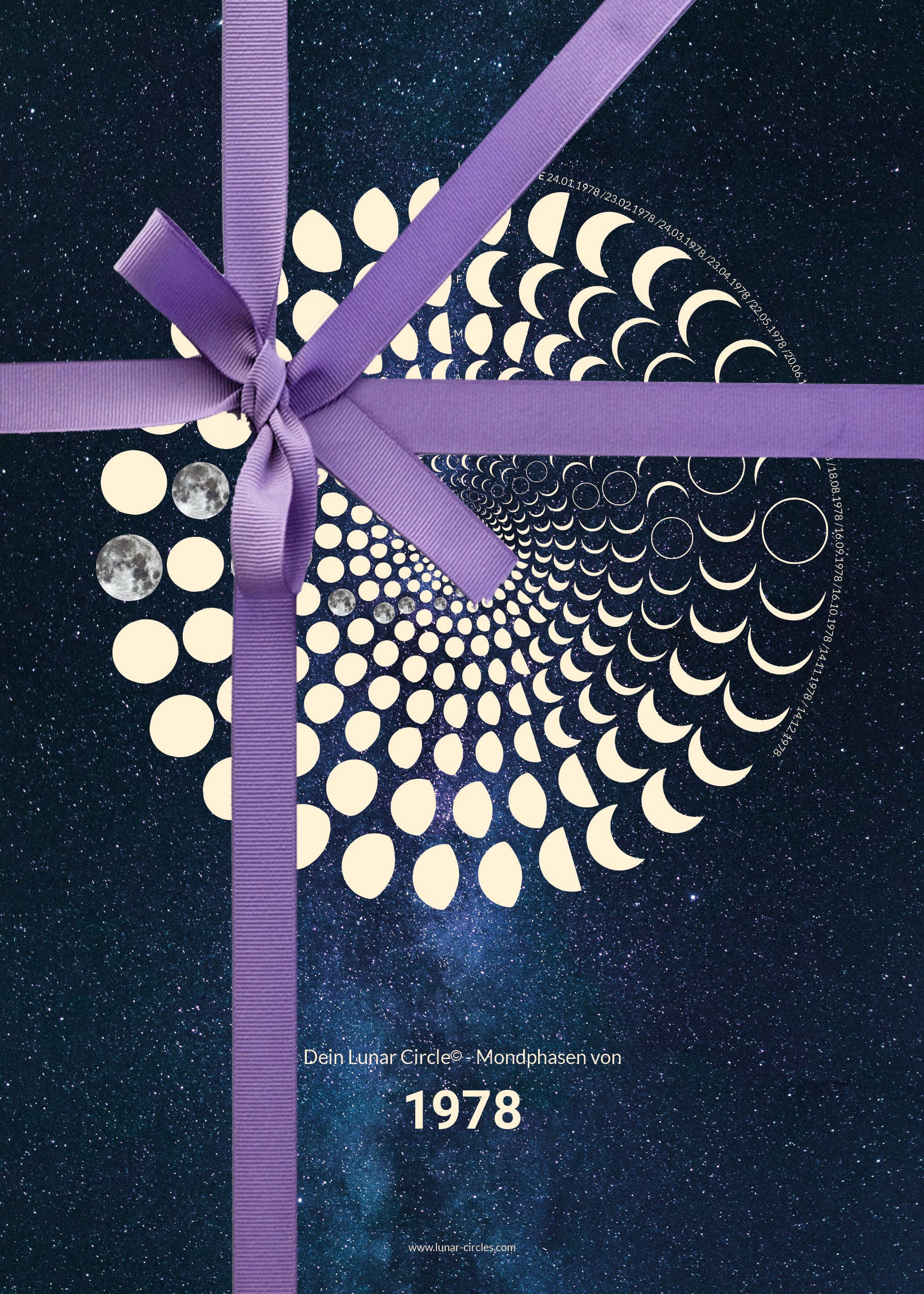 Lunar Circle Poster 1978, A3 in Mond Gelb mit rundem Mondphasen-Muster, Universum-Hintergrund und Personalisierungsmöglichkeit, Geschenk – Kunst von Theresa Lambrecht