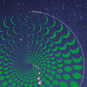 Lunar Circle Poster 1976, A3 in Mond Grün mit rundem Mondphasen-Muster, Universum-Hintergrund und Personalisierungsmöglichkeit, Geschenk – Kunst von Theresa Lambrecht