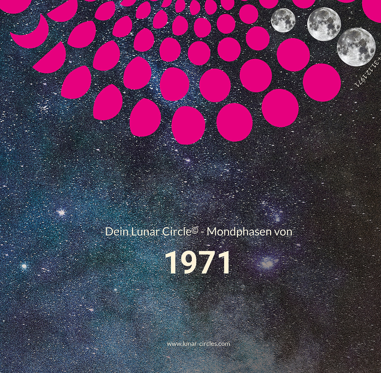 Lunar Circle Poster 1971, A3 in Mond Pink mit rundem Mondphasen-Muster, Universum-Hintergrund und Personalisierungsmöglichkeit, Geschenk – Kunst von Theresa Lambrecht