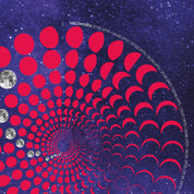 Lunar Circle Poster 1975, A3 in Mond Pink mit rundem Mondphasen-Muster, Universum-Hintergrund und Personalisierungsmöglichkeit, Geschenk – Kunst von Theresa Lambrecht