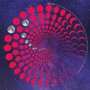 Lunar Circle Poster 1975, A3 in Mond Pink mit rundem Mondphasen-Muster, Universum-Hintergrund und Personalisierungsmöglichkeit, Geschenk – Kunst von Theresa Lambrecht