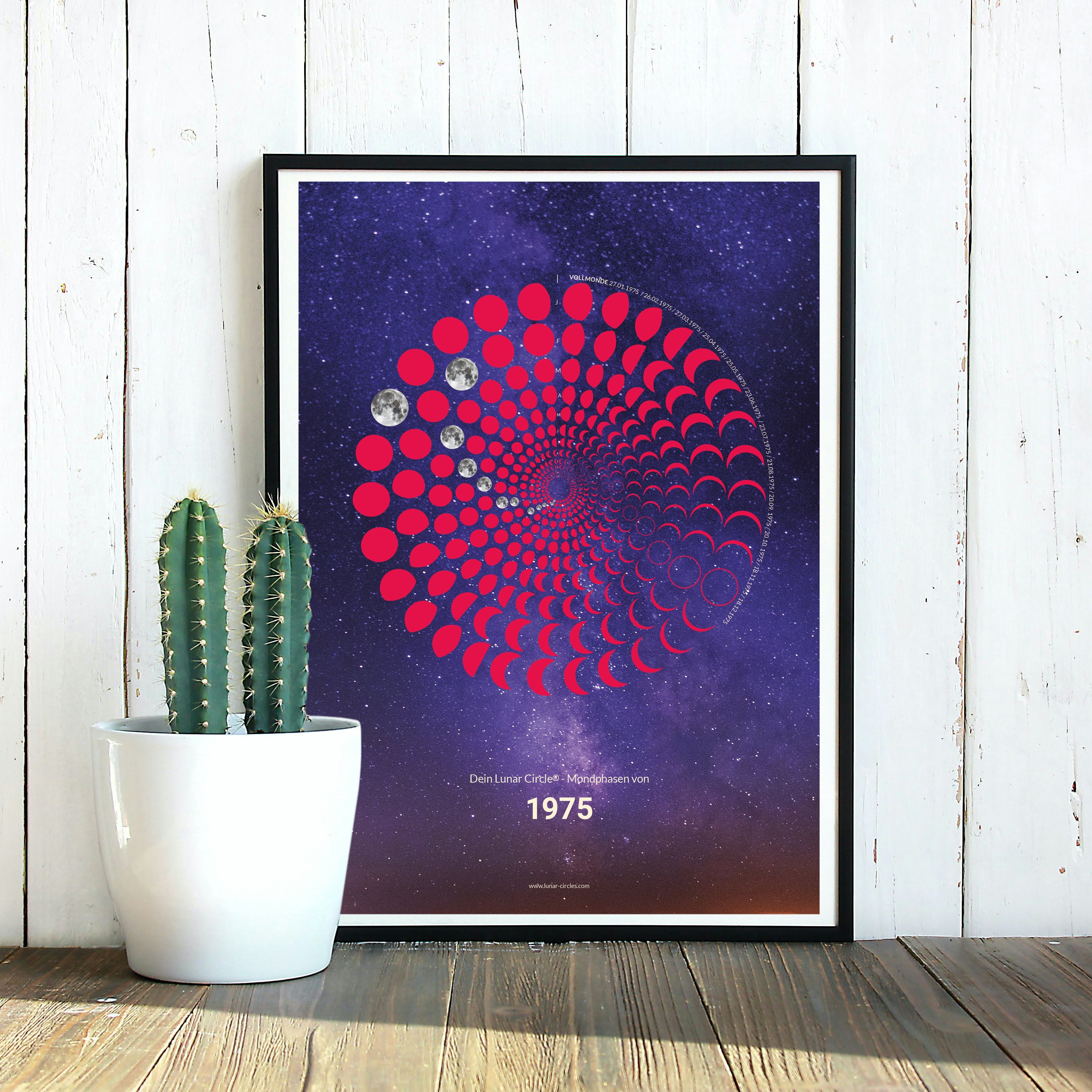 Lunar Circle Poster 1975, A3 in Mond Pink mit rundem Mondphasen-Muster, Universum-Hintergrund und Personalisierungsmöglichkeit, Geschenk – Kunst von Theresa Lambrecht