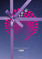 Lunar Circle Poster 1980, A3 in Mond Pink mit rundem Mondphasen-Muster, Universum-Hintergrund und Personalisierungsmöglichkeit, Geschenk – Kunst von Theresa Lambrecht