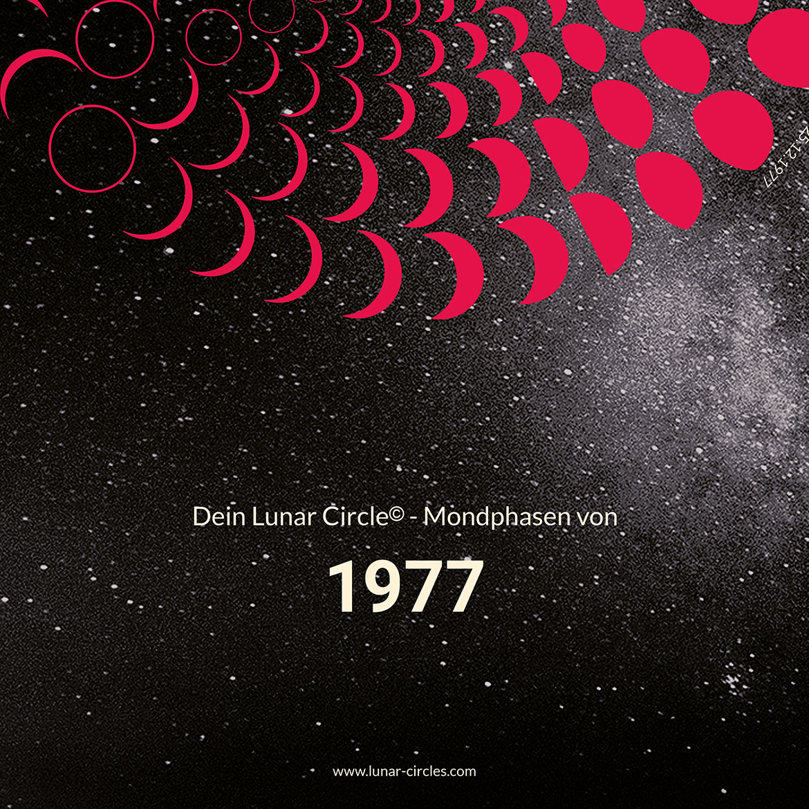 Lunar Circle Poster 1977, A3 in Mond Rot mit rundem Mondphasen-Muster, Universum-Hintergrund und Personalisierungsmöglichkeit, Geschenk – Kunst von Theresa Lambrecht