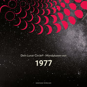 Lunar Circle Poster 1977, A3 in Mond Rot mit rundem Mondphasen-Muster, Universum-Hintergrund und Personalisierungsmöglichkeit, Geschenk – Kunst von Theresa Lambrecht