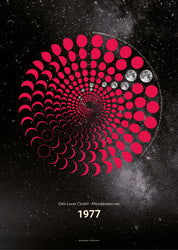 Lunar Circle Poster 1977, A3 in Mond Rot mit rundem Mondphasen-Muster, Universum-Hintergrund und Personalisierungsmöglichkeit, Geschenk – Kunst von Theresa Lambrecht