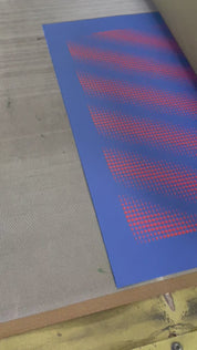 3650 Moons Limitierte Edition – Siebdruck Mondkunst von Theresa Lambrecht, kosmisches Muster in Blau-Rot auf 50x70 cm Papier.