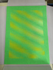 3650 Moons Limitierte Edition – Siebdruck Mondkunst von Theresa Lambrecht, kosmisches Muster in Grün-gelb auf 50x70 cm Papier.