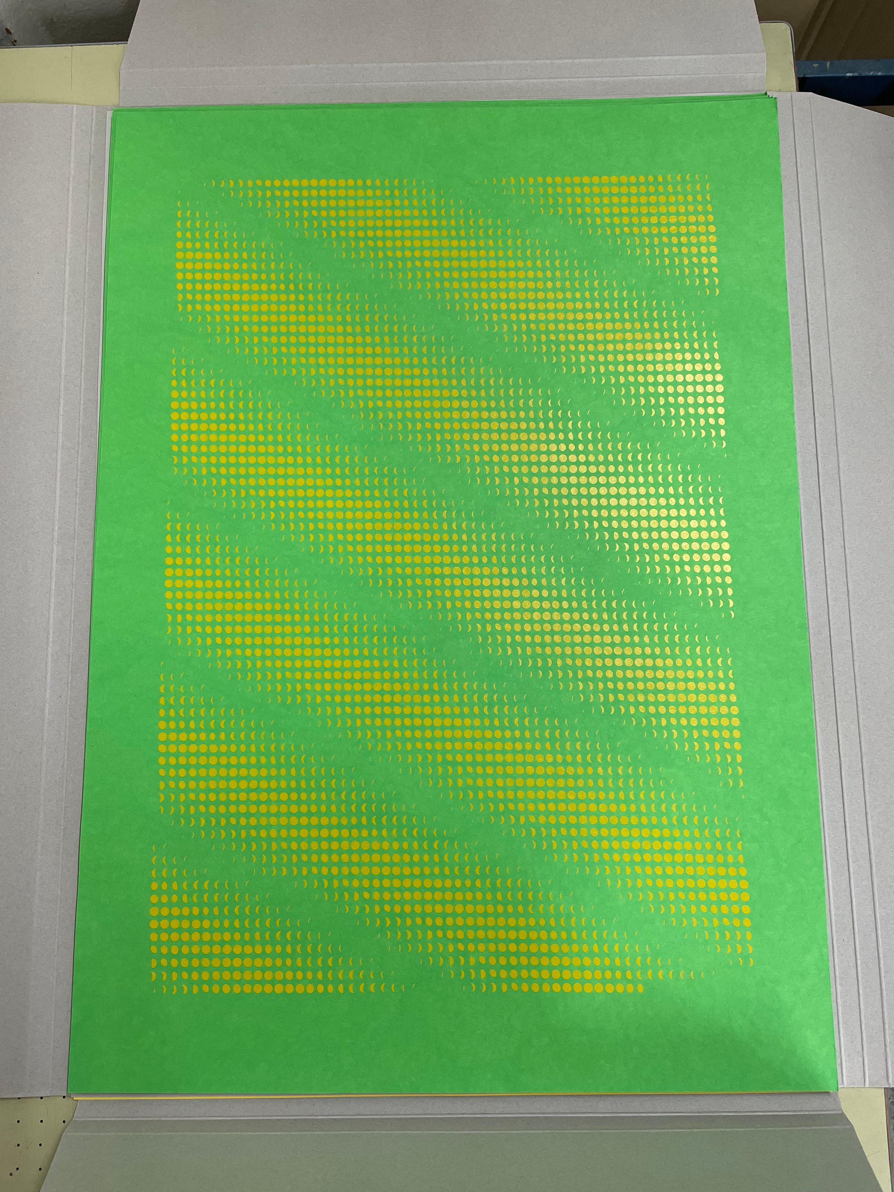 3650 Moons Limitierte Edition – Siebdruck Mondkunst von Theresa Lambrecht, kosmisches Muster in Grün-gelb auf 50x70 cm Papier.