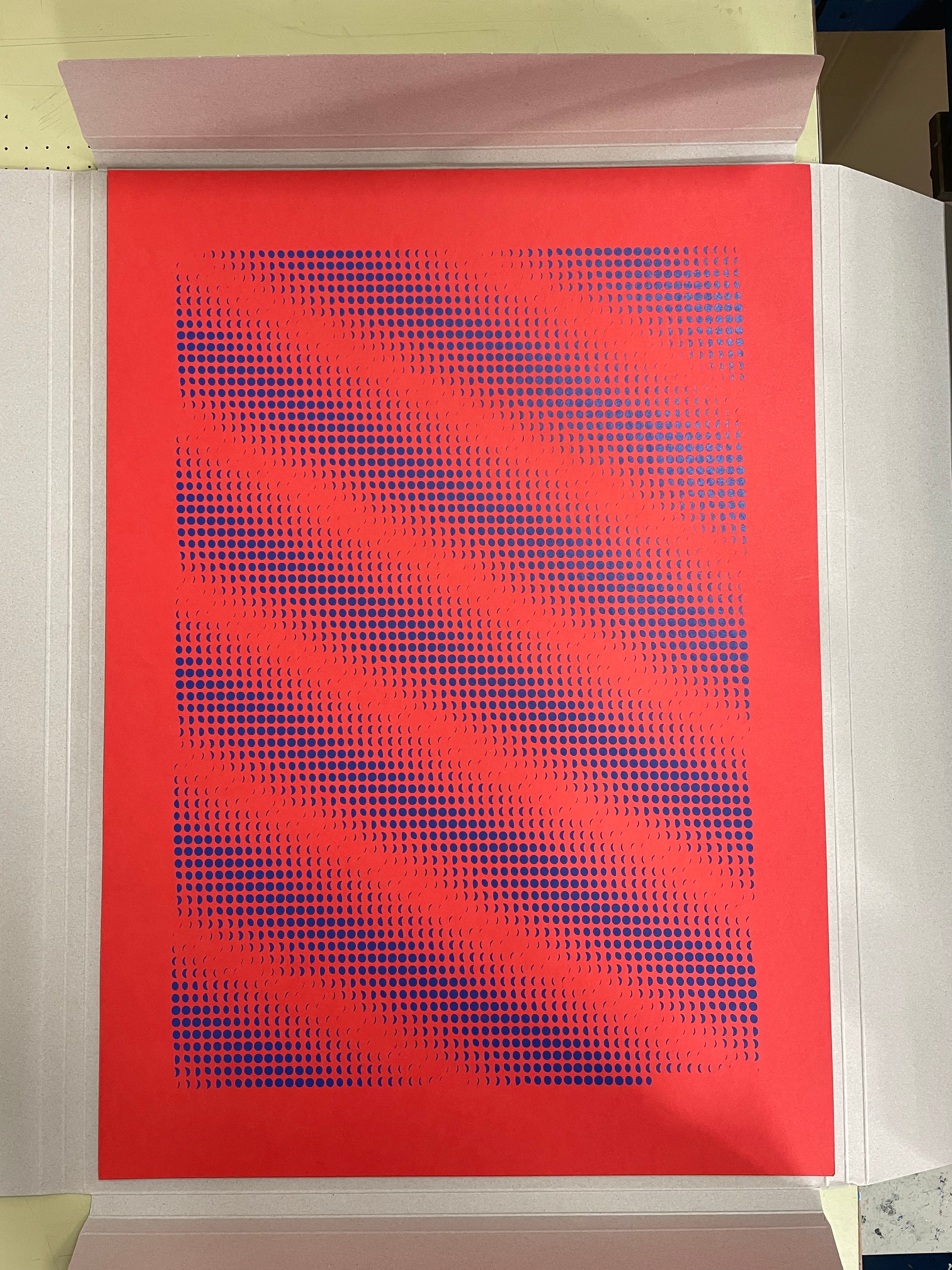 3650 Moons Limitierte Edition – Siebdruck Mondkunst in Rot von Theresa Lambrecht, kosmisches Muster auf 50x70 cm Papier.